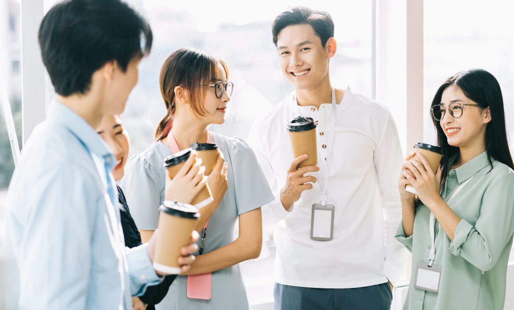 コーヒーブレイクをする社員たち